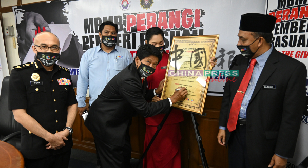 敖旺格阿末道菲布特拉（前排左起）陪同再纳阿布在“市政厅杜绝贪污”海报上签名。右为苏来曼阿丹，后为米奥哈山。