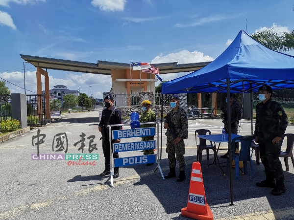 军警驻守野新改造中心入口处，禁止民众出入。