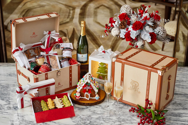 特别推出的奢华圣诞礼品箱和传统礼品箱，内含各种酒店大厨手工制作的圣诞饼干、巧克力、果酱等。