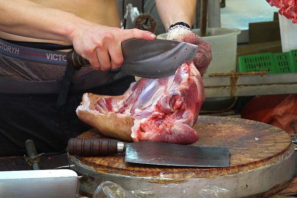 温体猪肉买回家若散发些许腥膻味，专家建议用盐水浸泡处理。
