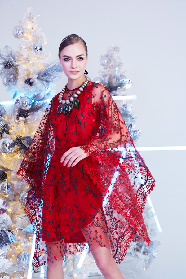 绣花蕾丝不只适合圣诞，也是其他佳节首选（Melinda Looi）。