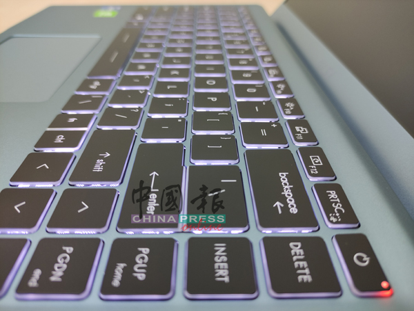 　▲键盘中部分按键配备有LED灯，以及快速开启MSI App捷键，你也可透过快捷键转换键盘灯效，提供更贴心的操作体验。