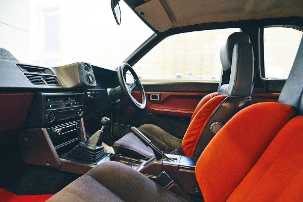 AE86是上世纪80年代丰田生产的入门小跑车，车厢布置实用不花巧，怀旧味十足。