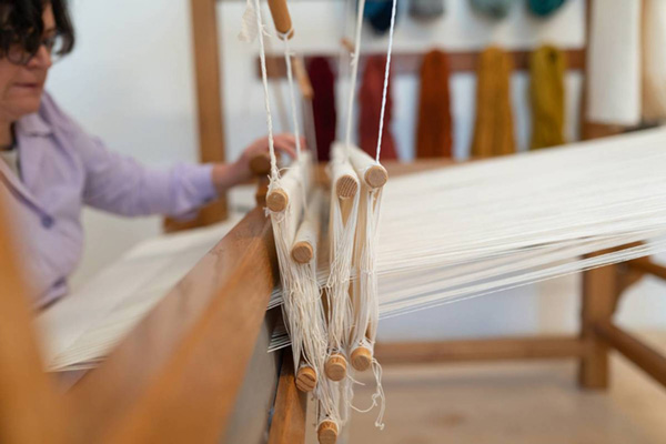 Le Constantine基金会旗下编织工坊的工匠正在为Dior编织2021早春系列的精致缇花面料。