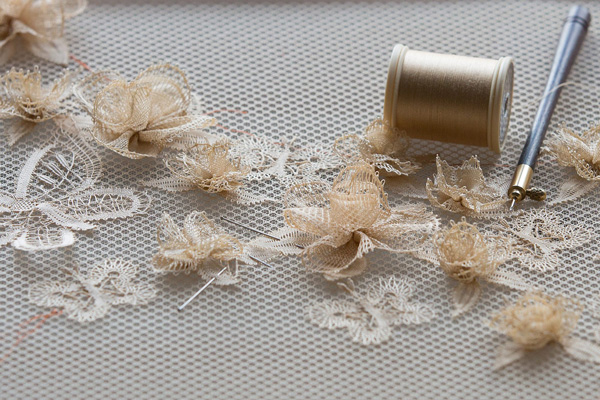 制作好的Tombolo蕾丝再送到Dior的Vermont刺绣工坊，由工匠将蕾丝刺绣在精致的洋装面料上。