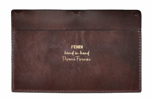 每款Fendi “hand in hand”Baguette手提包里面都会标注制作该包款的工作室或工坊名称。