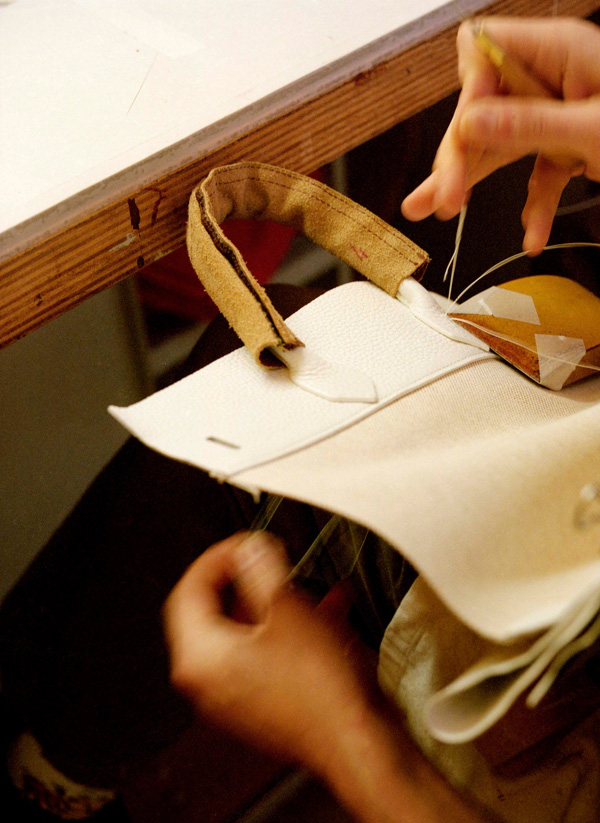 Hermes皮革工匠正在应用胶合板制作包包。