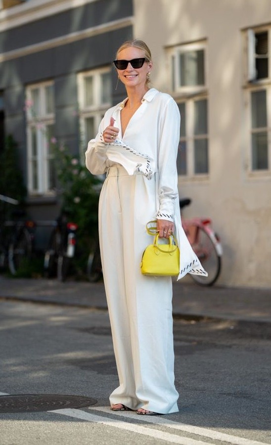 配搭亮丽黄色手袋零差错的穿搭方法，必是跟白色服饰配搭，为纯洁无瑕的造型添上活力。
