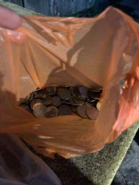 送餐员收到男童一袋装着硬币的塑料袋。