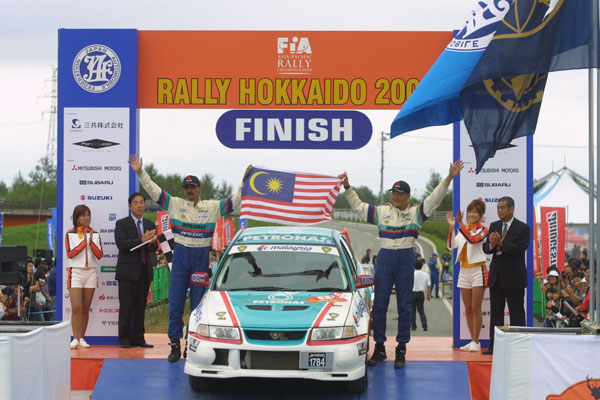 卡兰吉星（前排左）曾代表国家参加比赛并获奖。（取自卡兰吉星和Asia Pacific Rally Championship Television and Media面子书）