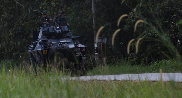 ■V-150装甲车已经在边界巡逻。