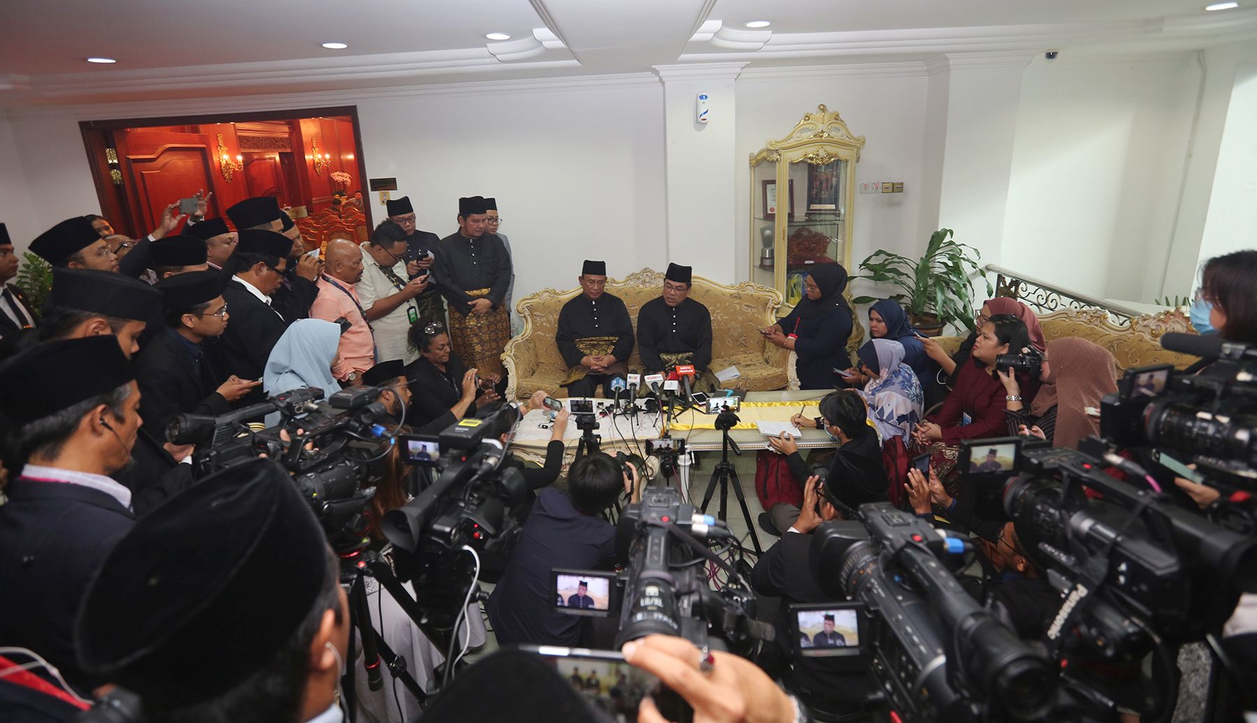 新任首席部长苏莱曼（坐者右）在宣誓后，对在场媒体发布记者会。