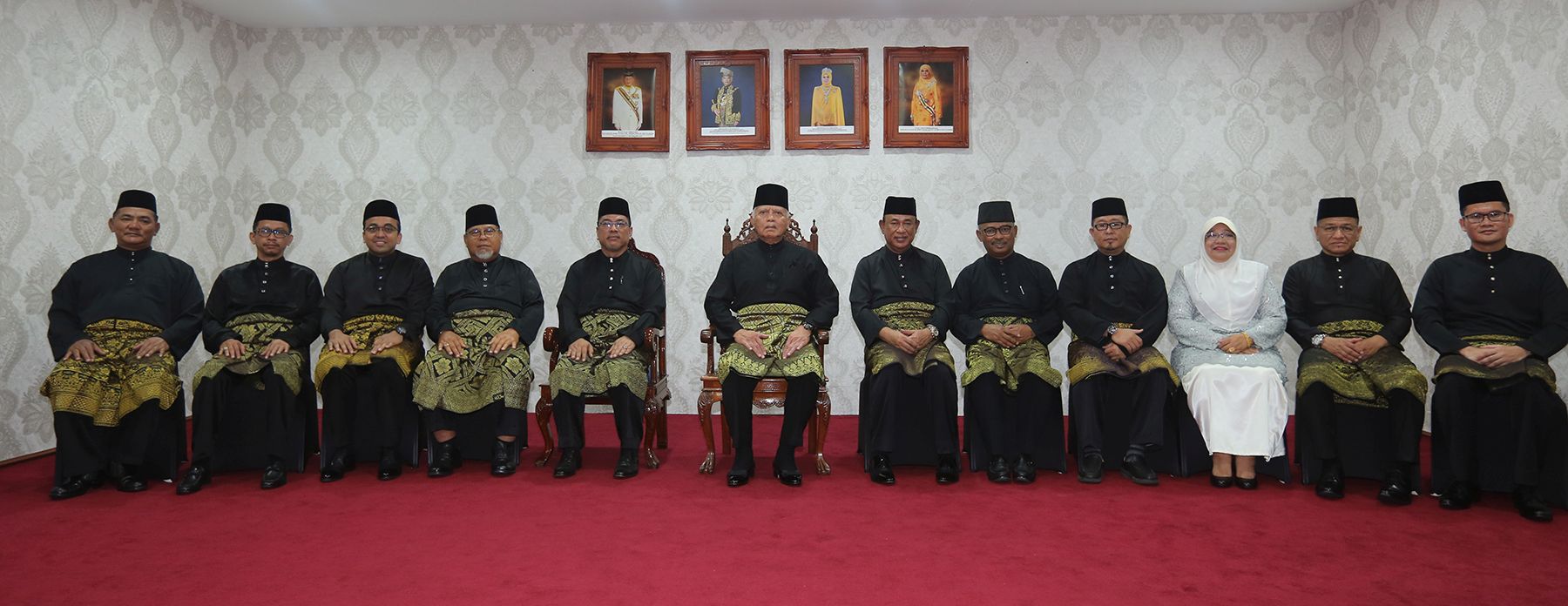 甲州首长苏莱曼（左5起）宣誓后，与时任州元首敦莫哈末卡里及10名行政议员。