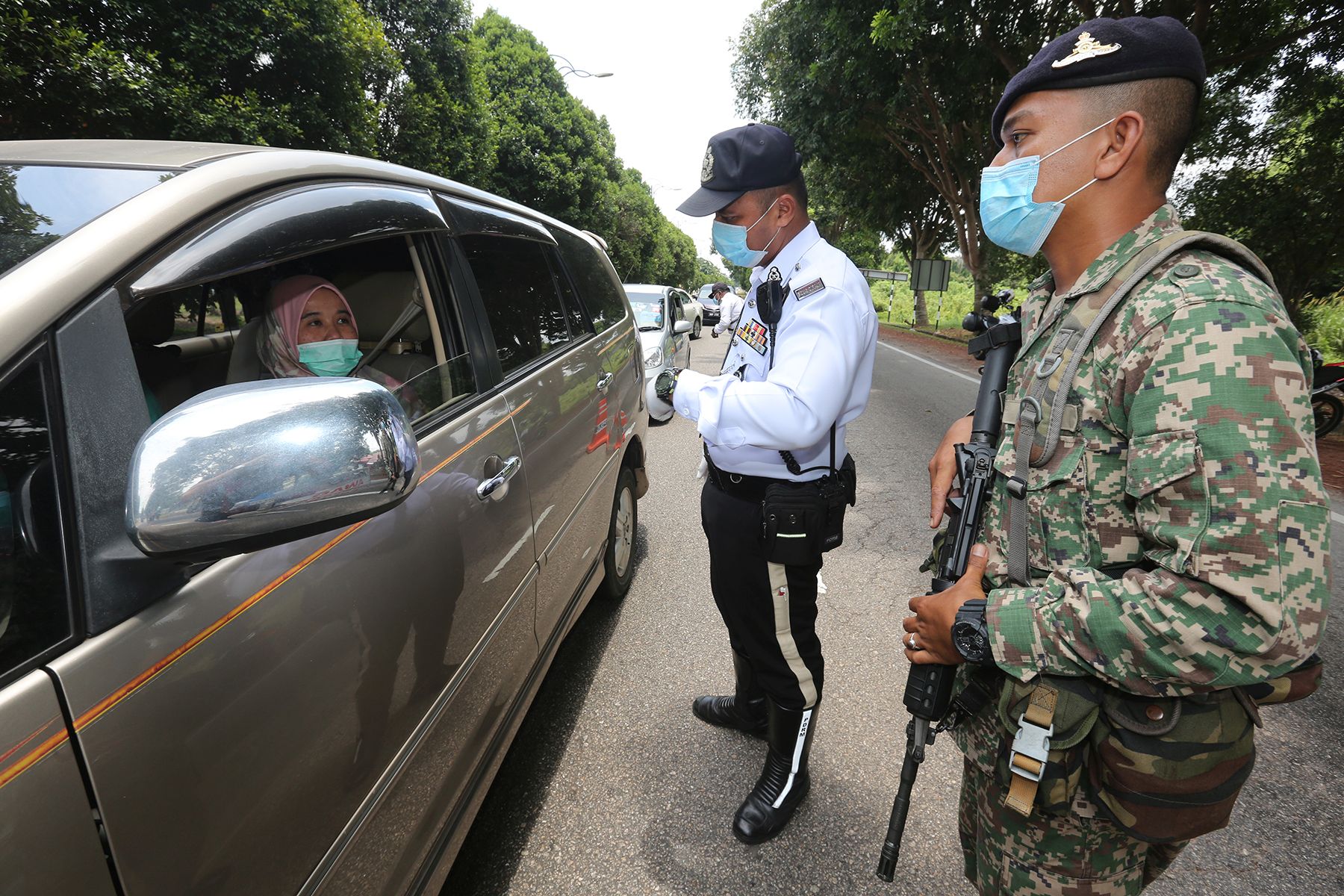 行动管制令期间，军警在截查车辆，确保遵守SOP。