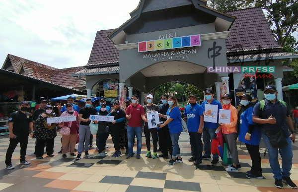 马六甲旅游公会一行会员参观马来西亚及东协文化缩影村。
