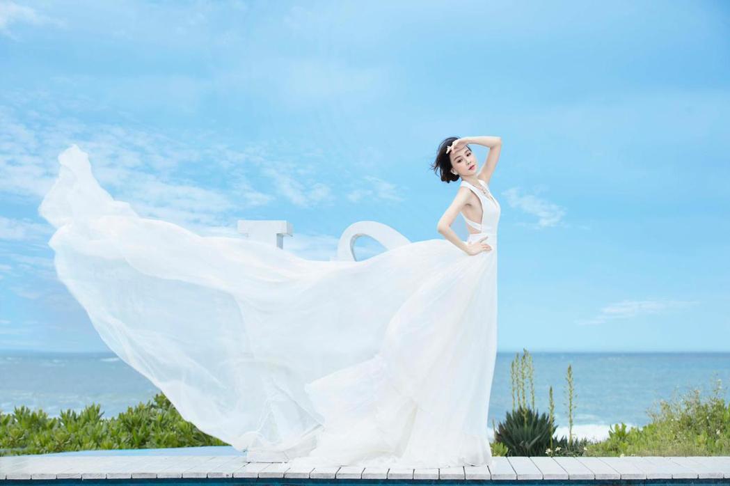 萧蔷穿着一袭裙长长达5公尺的白色真丝礼服。