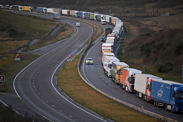 法国境内载满耶诞节货车绵延32公里，等待把货物送上货轮前往英国多佛尔港。（法新社）