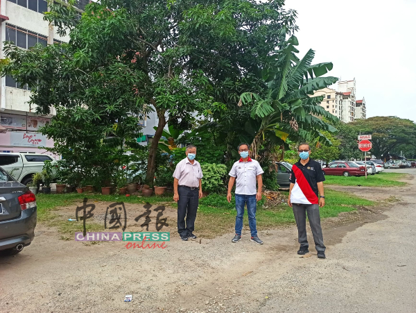 陈劲源（左起）、刘誌俍及李祥生发现葛兰格花园小贩中心的十字路口附近有一个空位，适合建公共厕所。