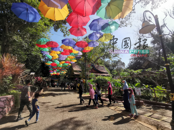 大批游客到访马六甲动物园，图中齐聚的人士乃来自同个家庭。