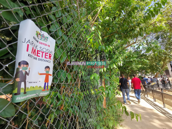 马六甲动物园四周张贴告示牌，提醒访客保持人身距离。