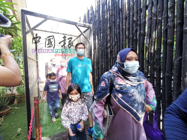 马六甲动物园防疫措施达标，入口处设有消毒通道。