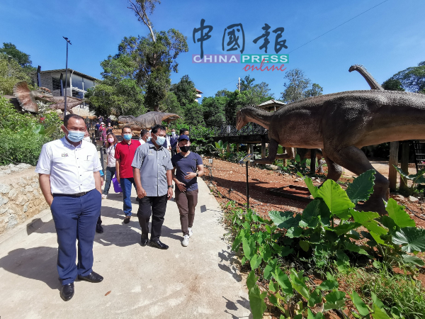 马六甲动物园随着恐龙乐园开放，吸引大批人潮到访。
