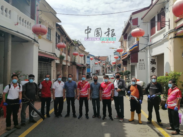 甲市区国会消灭孑孓队正式成立了，左4起陈劲源、刘誌俍、邱培栋、居民林善初及朱智威。