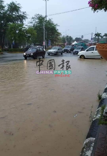 下大雨一个小时，雨水无法迅速排出而淹至市镇路面。（档案照）