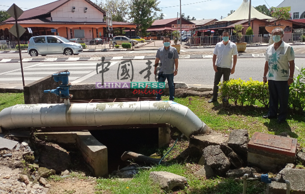 唐楠峰（左）视察马来剑广场排水系统提升工程，右起为李金玖及余伟闻。