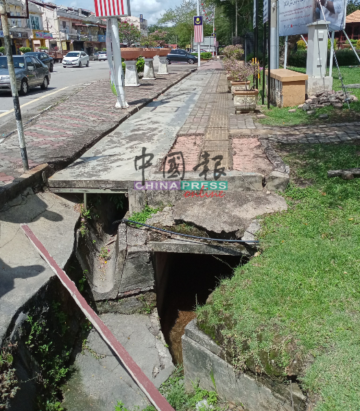 马来剑广场地底下的水涵太小，导致排水受阻，进而造成市镇大路突发水灾。