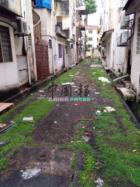 斯里峇章花园组屋后巷脏兮兮，卫生不达标。