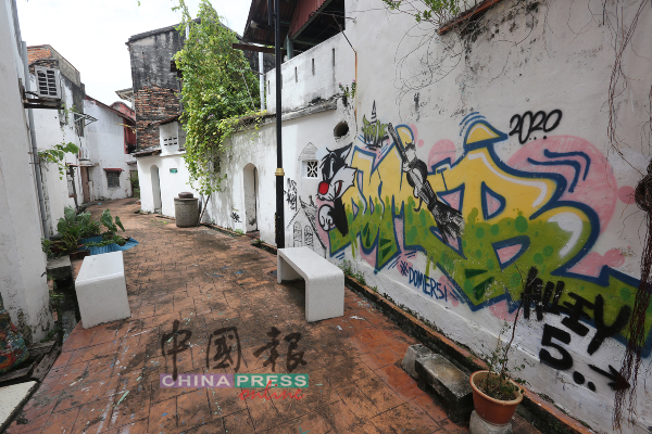老街后巷有不少涂鸦，让游客留下不良印象。