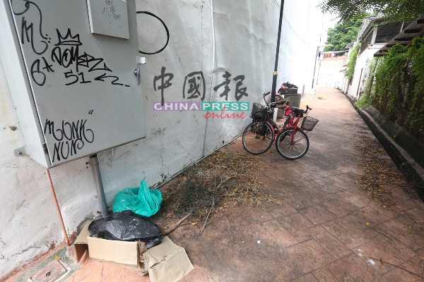 老街后巷电箱不但被涂鸦，各个角落也垃圾四处。