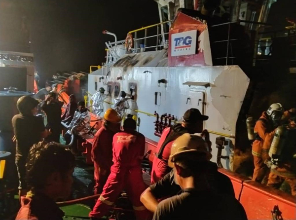 拖船无故失火，援救队伍救出7名船员。