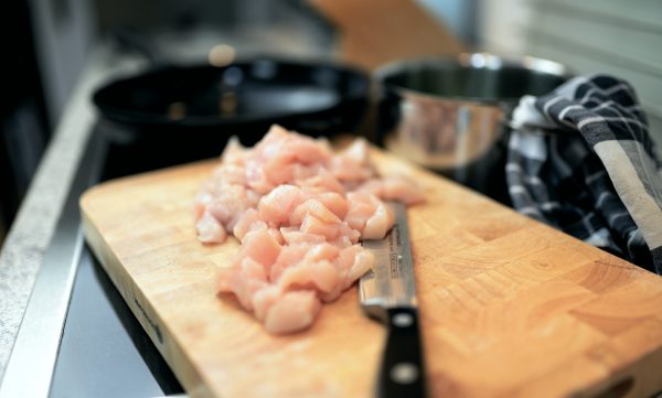 只要确保鸡肉完全煮熟，生肉即使不冲洗也不会影响卫生条件，若一定要清洗，就要避免水花喷溅到其他食材、器具，避免生熟食交叉污染，以降低食物中毒的机率。
