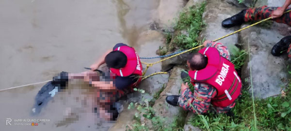 受召到场的搜救人员将男子遗体打捞上岸。