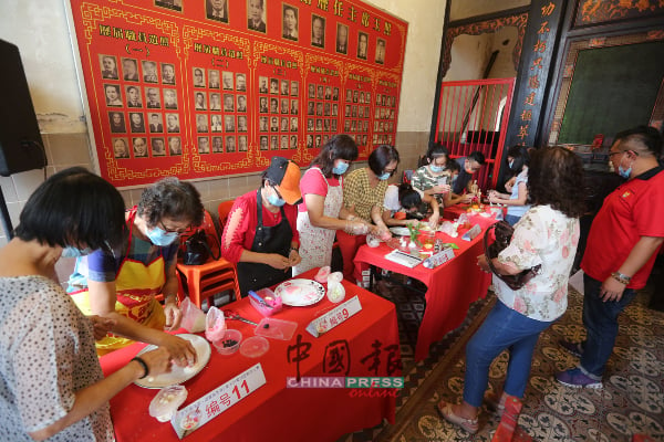 福建会馆青年团举办的汤圆制作比赛，获得多个属会派员参与，场面热闹。