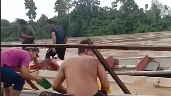 3名卫生局人员共乘快艇途中，因快艇翻覆而坠河，幸获20名村民救出。