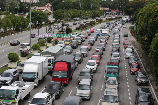 靠近甲仙特拉巴士站的AMJ大道，周末车流量剧增。