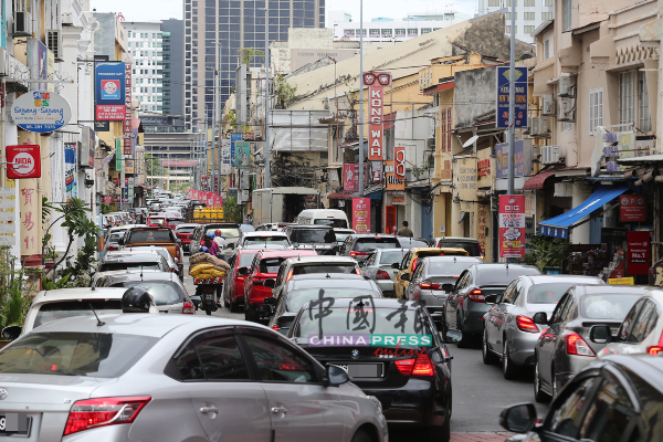 武雅拉也街挤满缓慢行驶的车辆。