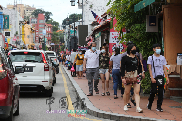 大量外地游客到访鸡场街，街上出现人潮。