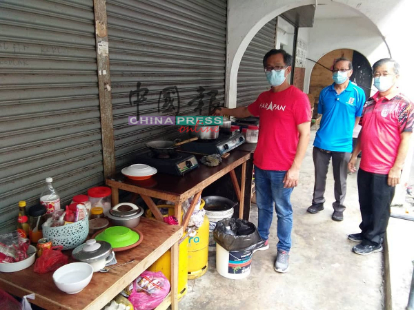 刘誌俍（左起）、李祥生、陈劲源，检查外劳设在商店走廊的厨房和火炉。
