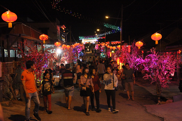 作为马六甲最大的华人新村，马接峇鲁新村以梅花街年景布置名扬海外，以往吸引上万名海内外游客到访。（档案照）