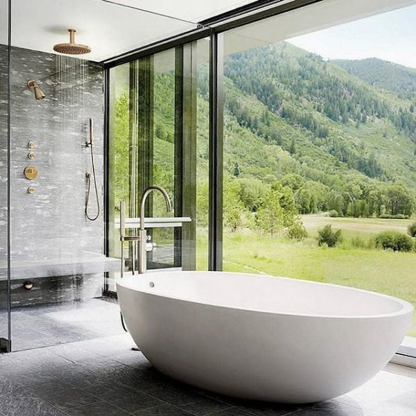 如果觉得落地窗太过高调，就直接把大自然搬进住家里面。整间浴室都是以石材打造，圆形的浴缸也是石头打磨而成。在浴室内栽种一些植物，就好像置身大自然，还增添几分禅意。