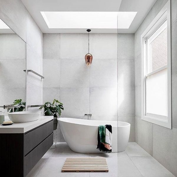 白色浴缸、洗手台，配搭黑色置物柜，对比的色彩让空间更有层次感。
