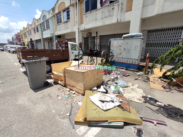 一些不负责任的承包商将废料丢在店屋前，可被市议会或环境局取缔。
