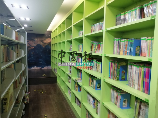 图书馆增加书架，以容纳更多书籍，让学生阅读。