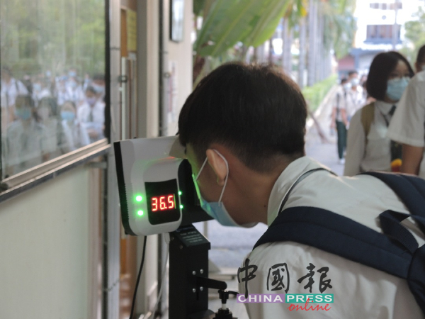 每名考生踏入学校前，必须通过体温测量。