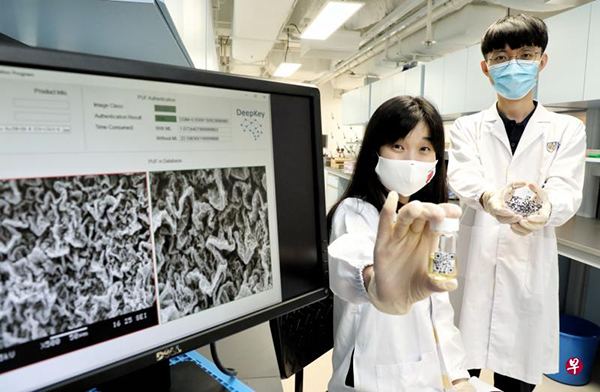 新加坡国立大学研究人员开发出一套低成本的防伪技术，能用于疫苗认证工作上。图为参与研究项目的国大工程学院化学与生物分子工程系王笑楠助理教授（左）和研究员景琳博士。（《联合早报》）