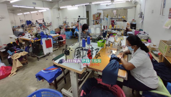 猋及制衣厂还保留60名员工，为此能应付需求，并确保今年的订单可如期交货。